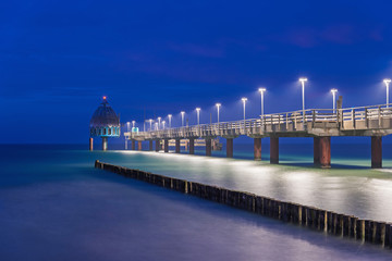 Fototapeta premium Zingst – Seebrücke mit Tauchglocke zur Blauen Stunde