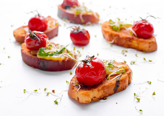 Sandwich toasts with tomatoes