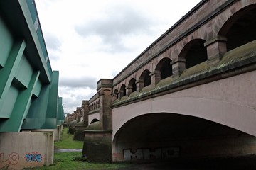 Fototapeta premium Die alte und die neue Trogbrücke am Wasserstrassenkreuz in Minden. Mittellandkanal und der Fluss Weser.