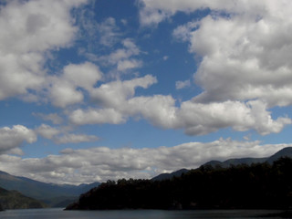 Obraz premium Cloud formation above a Beautiful Lake in Chile