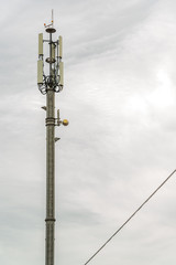 Obraz premium Network antenna on a gray cloudy day