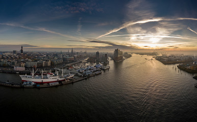 Luftaufnahme von Hamburg mit Elbphilharmonie, Landunsgbrücken, Speicherstadt und Hafencity bei...