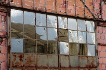 Vecchio magazzino con finestra con vetri rotti, Old warehouse with broken window
