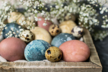 Obraz premium Spring easter minimal background rustic style composition - organic naturally dyed easter eggs