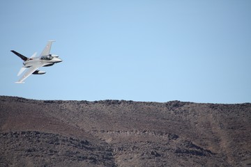 Kampfjet in einer Schlucht