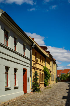 Denkmalgeschützte Häuser in der malerischen Gasse "Deutsches Dorf" in Brandenburg an der Havel (Altstadtbereich, 18. Jahrhundert, kein Property Release erforderlich)