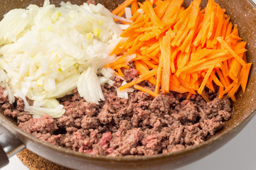 Fried the minced meat, onion and carrot on frying pan