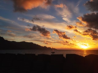 Velero entrando a puerto a la puesta del sol. Islas Canarias