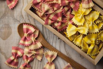 Cajita de madera con pasta de colores