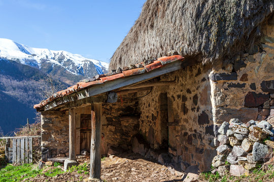 Teito de la Bra&ntilde;a de la Pornacal en Somiedo. Asturias