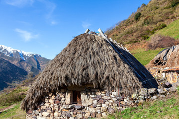 Teito o choza t&iacute;pica de pastores en Somiedo. Asturias