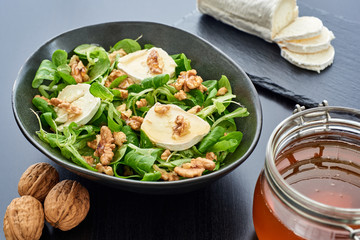 Salad of lamb's lettuce, goat cheese, walnuts, honey