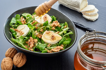 Salad of lamb's lettuce, goat cheese, walnuts, honey stick