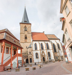 Obraz premium Historisches Rathaus und protestantische Pfarrkirche Freinsheim (Fränsem) Rheinland-Pfalz
