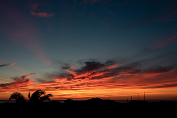 Vista tramonto magnifico nuvole rosse in Sardegna, 