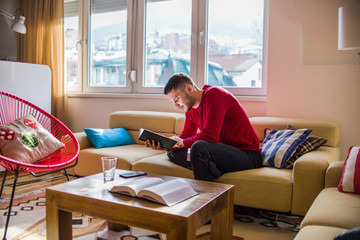 Obraz na płótnie Canvas Young guy studying at home