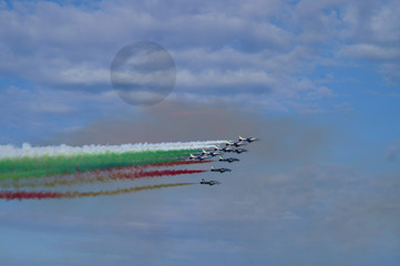 Piloti abili e coraggiosi con aerei da combattimento in azione acrobatica dimostrativa. Bari, sud...