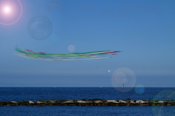 Piloti abili e coraggiosi con aerei da combattimento in azione acrobatica dimostrativa. Bari, sud...