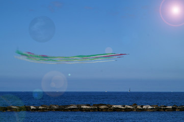 Piloti abili e coraggiosi con aerei da combattimento in azione acrobatica dimostrativa. Bari, sud...