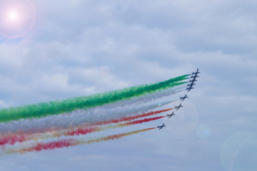 Piloti abili e coraggiosi con aerei da combattimento in azione acrobatica dimostrativa. Bari, sud...