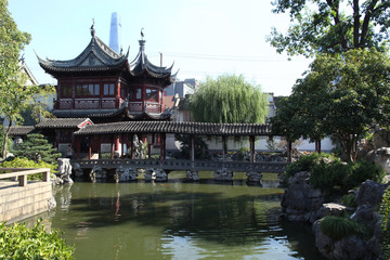 Fototapeta premium Traditional chinese garden with beautiful bridge aver a pond