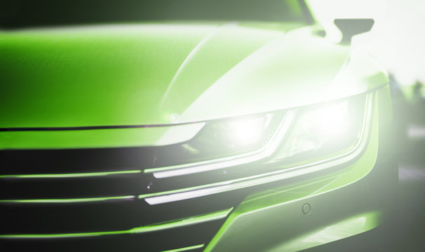 Auto, Front mit hellem Scheinwerfer in grün 