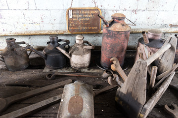 Werkzeuge und Ölflaschen in einer Brikettfabrik