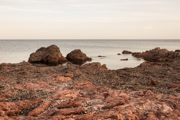 Paesaggio lunare, roccioso al mare, in Sardegna. 