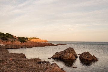 Paesaggio lunare, roccioso al mare, in Sardegna. 