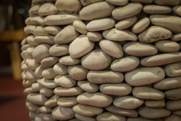Jarrón gigante fabricado con piedras unidas de canto rodado  fabricado artesanalmente en la isla de Lombok, Indonesia.