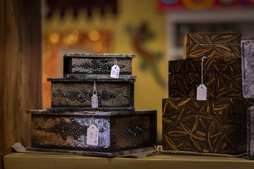 Cajas plateadas en forma de libros  fabricados en Indonesia de forma artesanal en la isla de Lombok.