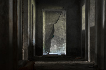 Fototapeta na wymiar Pasillo interior de un sanatorio abandonado en ruinas.