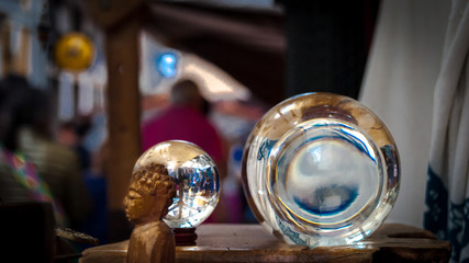 Esferas de cristal en mercado medieval en verano en Galicia.