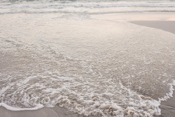 onde del mare sulla spiaggia in sardegna d'estate