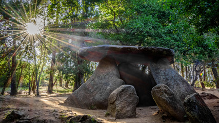 Fototapeta na wymiar Atardecer en el dolmen de Axeitos, parroquia de Oleiros, Ribeira, A Coruña, Galicia, España.