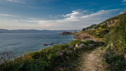 Fototapeta premium Camino de bajada a la playa de Fonforrón en verano en Porto do Son, A Coruña.