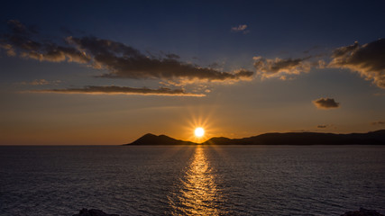 Puesta de sol sobre Monte Louro en Porto do Son.