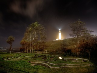 Fotografía nocturna en estanque de tortugas bajo la Torre de Hércules.