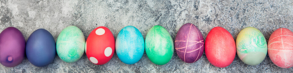Draufsicht auf viele bunt gefärbte Ostereier, Konzept Ostern und Eier färben