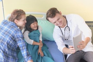 Obraz premium Doctors are described in detail the treatment of children who are ill.