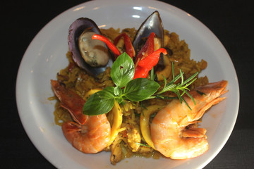 Paella com Camarão