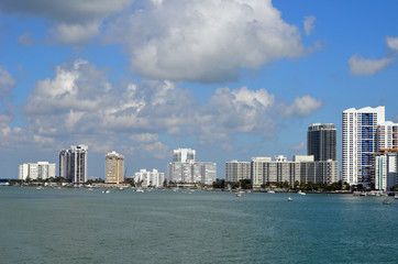 Fototapeta premium Panoramę budynku Miami Beach Condo na wybrzeżu Florida Intra-Coastal Waterway
