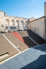 La cour du Palais des papes