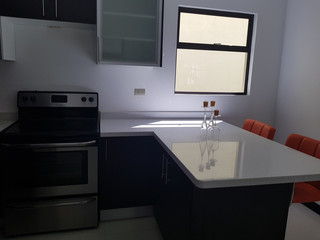Modern kitchen with Quartz Countertop