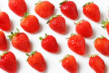 Obraz na płótnie Canvas Pattern of strawberries isolated on white background, creative background
