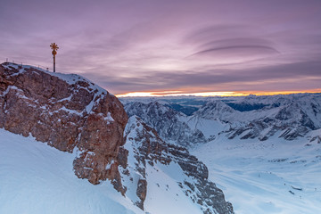 Tagesanbruch auf dem Gipfel der Zugspitze mit Gipfelkreuz