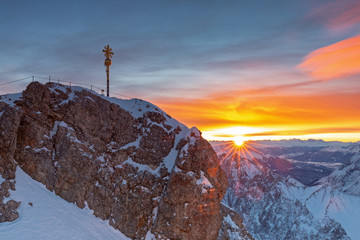 Sonnenaufgang auf dem Gipfel der Zugspitze im Winter
