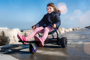 jolie fille sur son hover kart