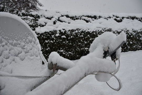 Antenne, Satellitenantenne, LNB, LNC, Multifeed, Ku-Band, Ka-Band, C-Band, Satellitenempfang, Astra, Eutelsat, Hot Bird, T&uuml;rksat, Turksat, Multifeed, Reflektor, Winter, verschneit, zugeschneit, DVB-S,