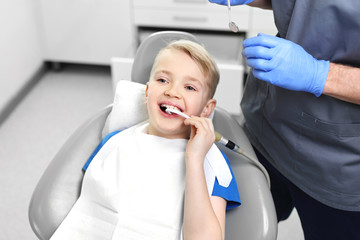 Leczenie ubytku w zębie, dziecko u stomatologa